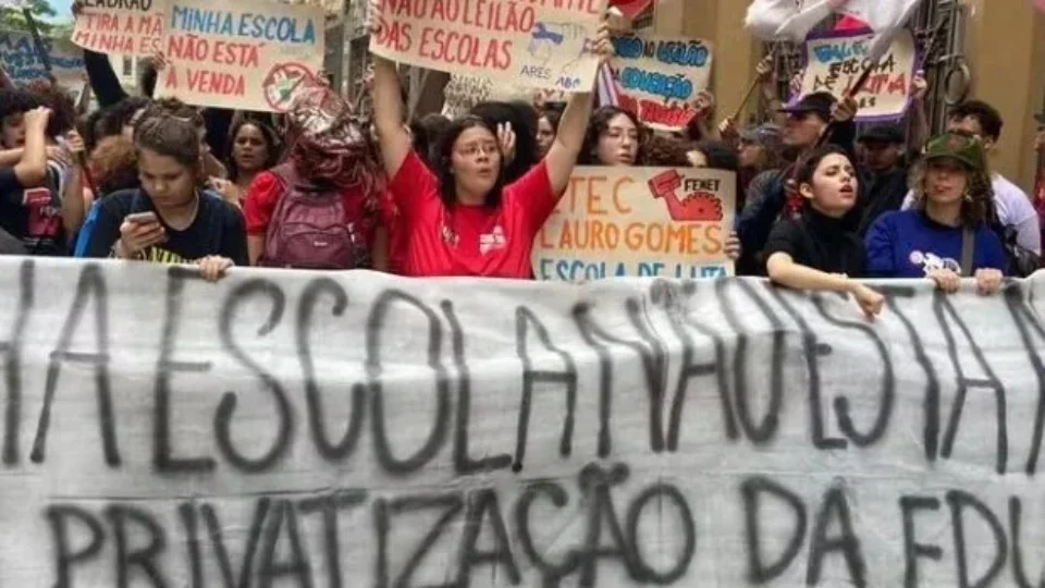 PMs entram em confronto com manifestantes contra leilão de escolas no centro de SP