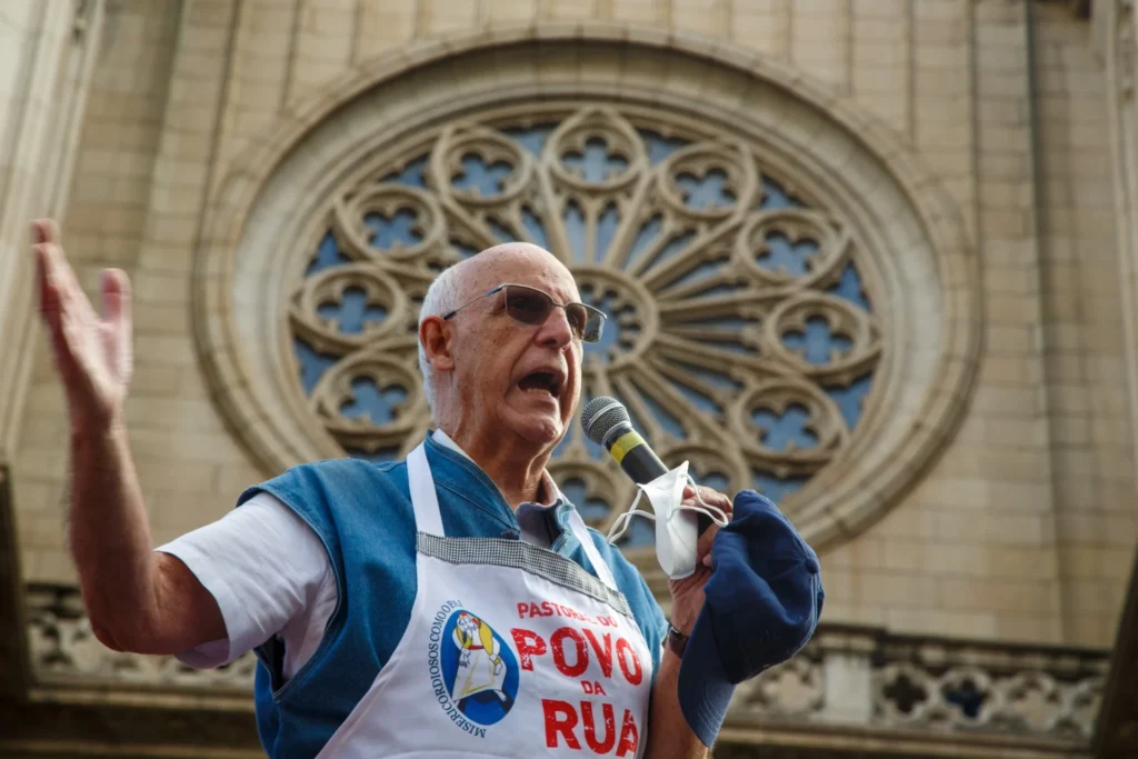 Padre Júlio Lancellotti atua em ações de apoio para pessoas em situação de rua. Foto: Adriana Spaca/ AE