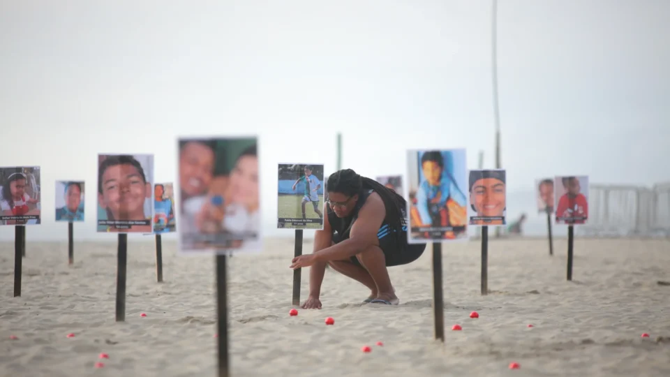 Ato contra morte de crianças atingidas por tiros no RJ ocupa areia da Praia de Copacabana