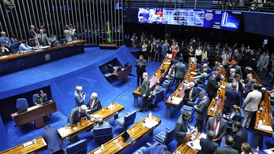 Senado aprova texto-base da reforma tributária; armas ficam de fora de imposto seletivo