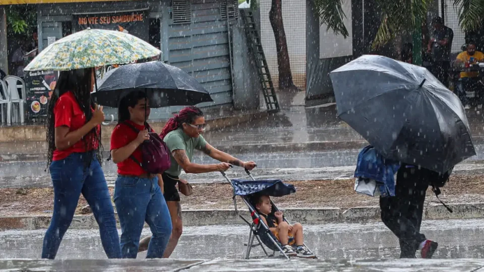 Chuvas e clima abafado predominam em boa parte do país; veja a previsão