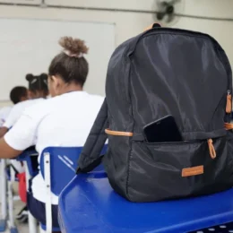 Movimento de pais tenta impedir que celulares fiquem nas mochilas dos alunos