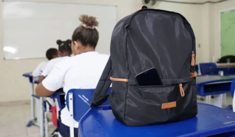 Movimento de pais tenta impedir que celulares fiquem nas mochilas dos alunos