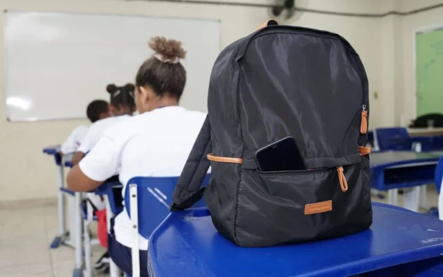 Movimento de pais tenta impedir que celulares fiquem nas mochilas dos alunos