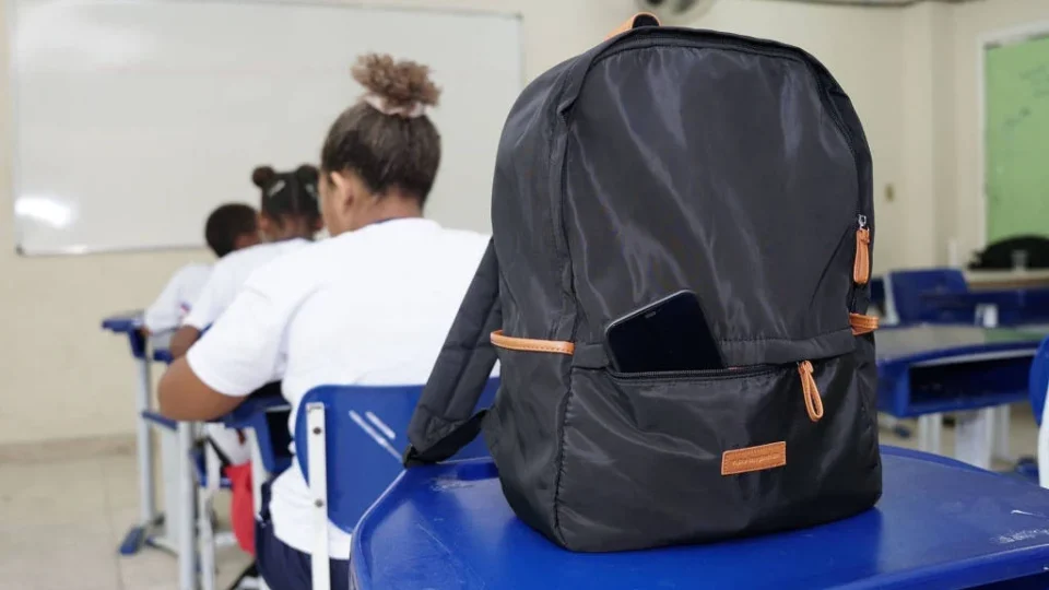 Movimento de pais tenta impedir que celulares fiquem nas mochilas dos alunos