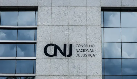 CNJ suspende pagamento de auxílio-alimentação de R$ 10 mil para juízes