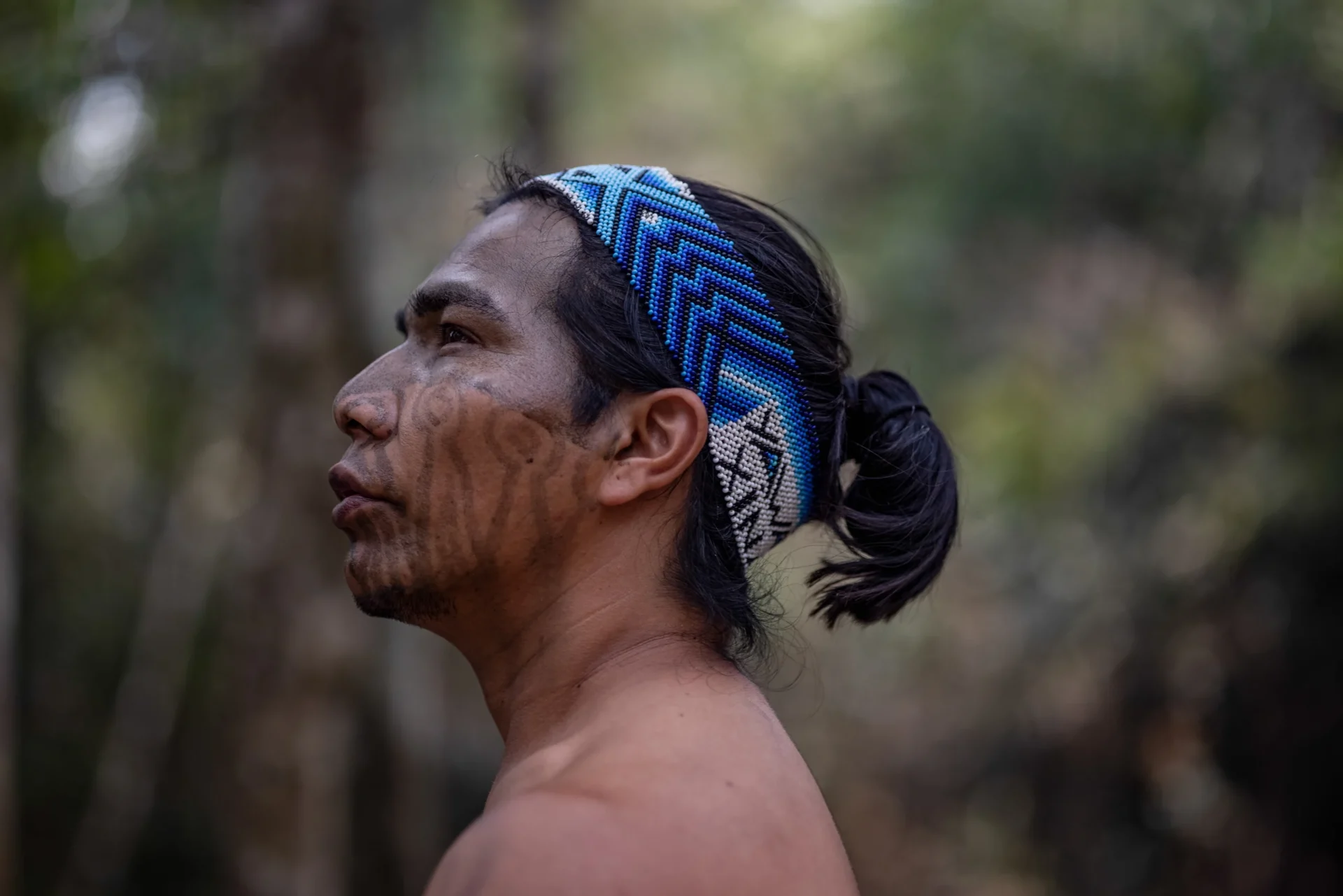 ‘Toda a cura das doenças do mundo está aqui na floresta, e por isso estamos preocupados em mantê-la viva’, diz Xinã (Imagem: Victor Moriyama / Dialogue Earth)