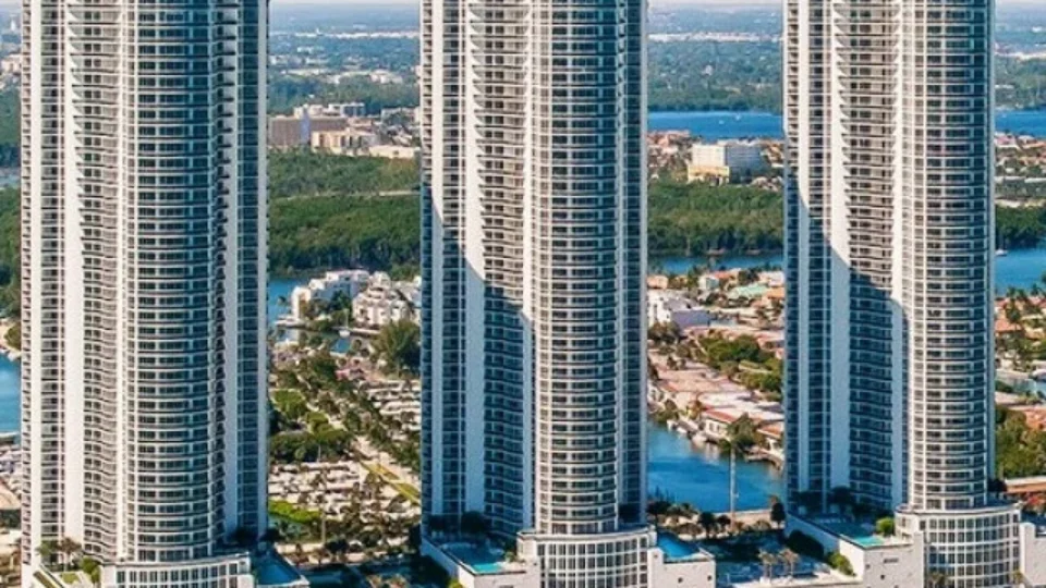 Mais de 30 torres de hotéis de luxo em Miami estão afundando, alerta estudo