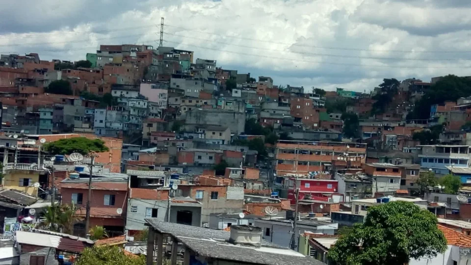 Moradores do bairro onde homem foi jogado de ponte temem represália