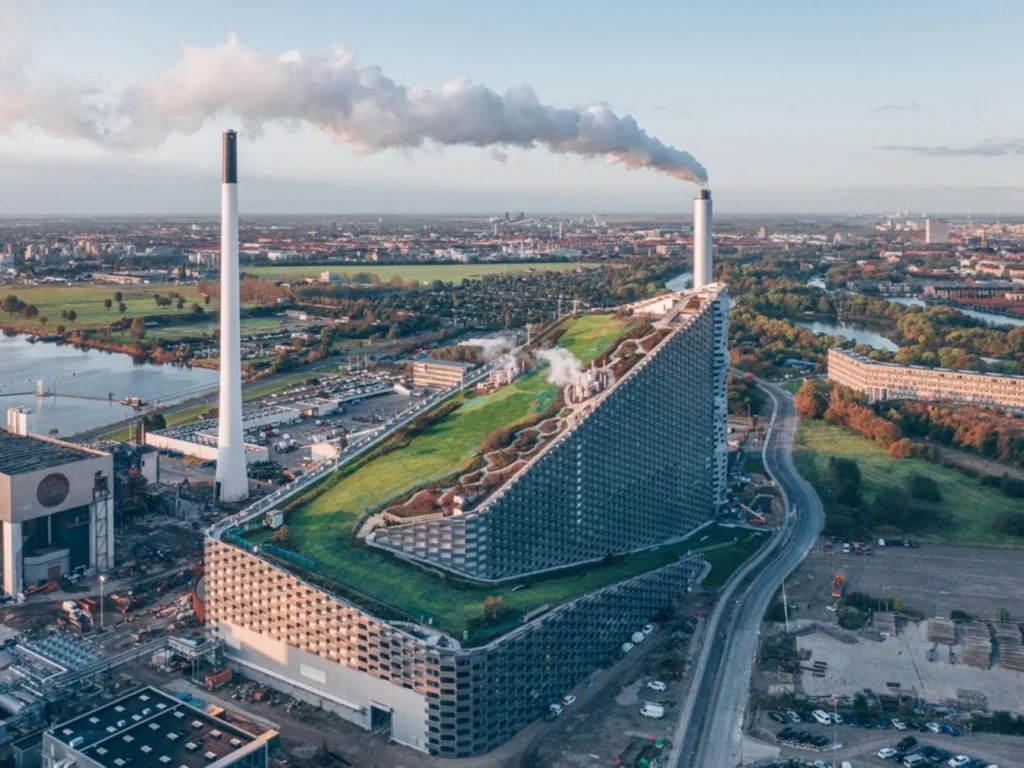 Vista de planta de recuperação de resíduos e geração de energia elétrica em Copenhagen, Dinamarca. Foto: Reprodução/Copenhagen City