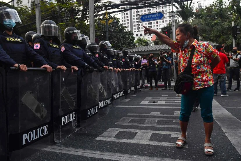 Imigrantes protestam na Tailândia após a prisão de Aung San Suu, vencedora do Nobel da Paz. Imagem: AFP. 