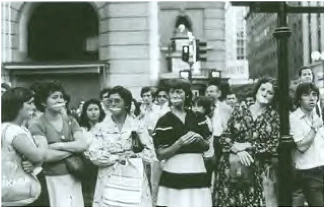 Mulheres protestando contra o silêncio dos militares sobre o desaparecimento de políticos chilenos em 1987 durante a Ditadura Chilena. Imagem: Kena Lorenzini. 