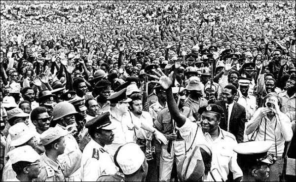 Idi Amin e a população de Uganda após o golpe em 1971. Imagem: Reprodução.