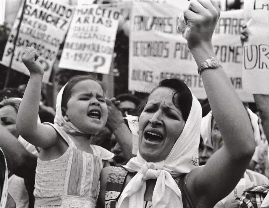 Mãe e filha protestam na Plaza de Mayo, em Buenos Aires. Imagem: Divulgação.