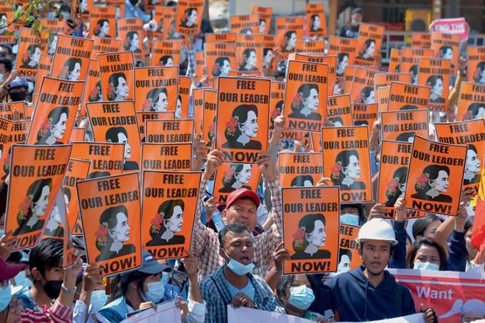 Manifestação contra a Ditadura Militar em Mianmar (antiga Birmânia) em fevereiro de 2021. Foto: STR/AFP 