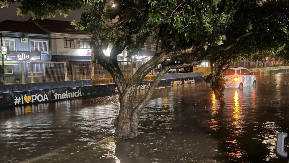 Temporal no RS afeta 35 cidades e alaga rodoviária de Porto Alegre