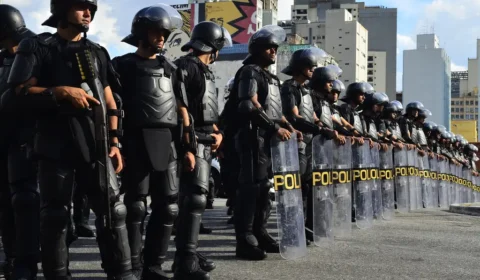 Um corpo que cai e uma sociedade que afunda