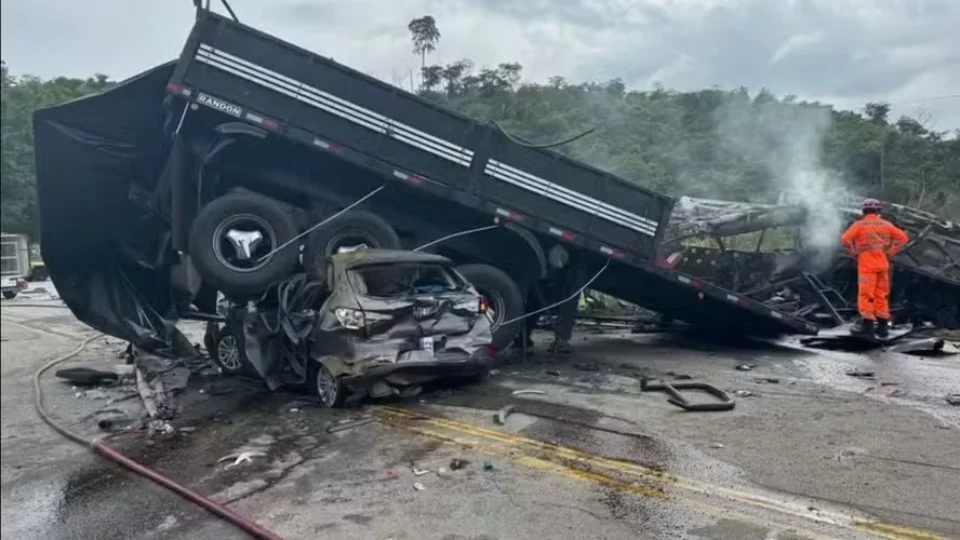 Motorista de caminhão suspeito de causar grave acidente na BR-116 se entrega à polícia