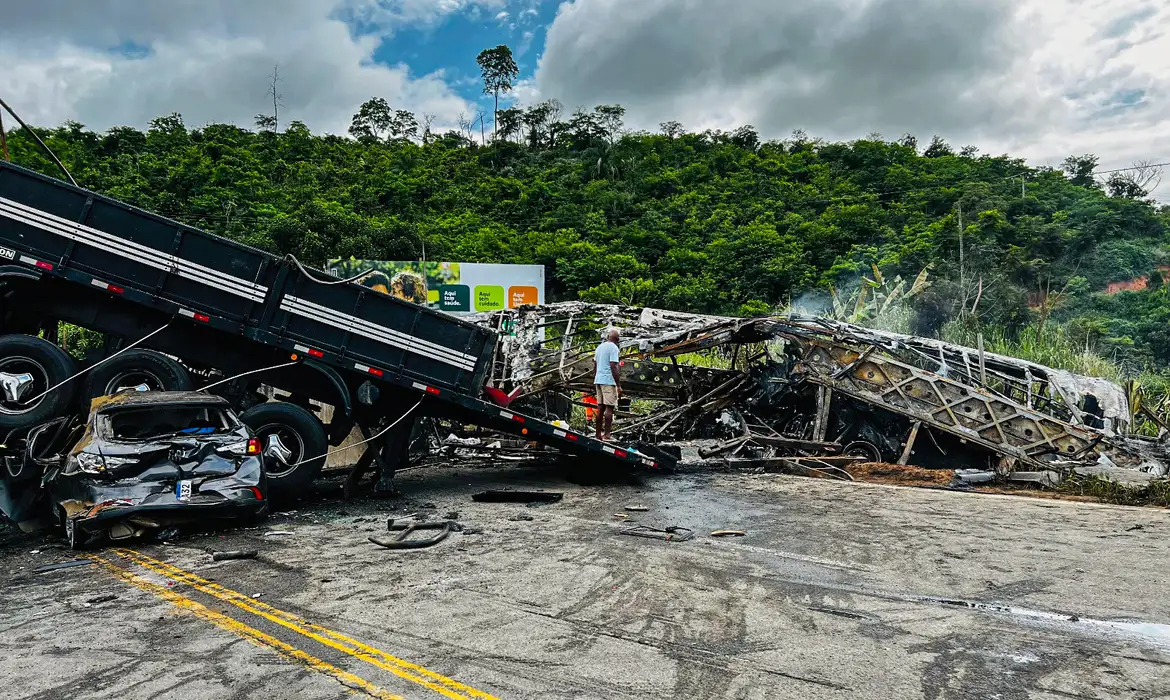 Acidente com ônibus mata 38 pessoas. Foto: Corpo de Bombeiros Militar/MG