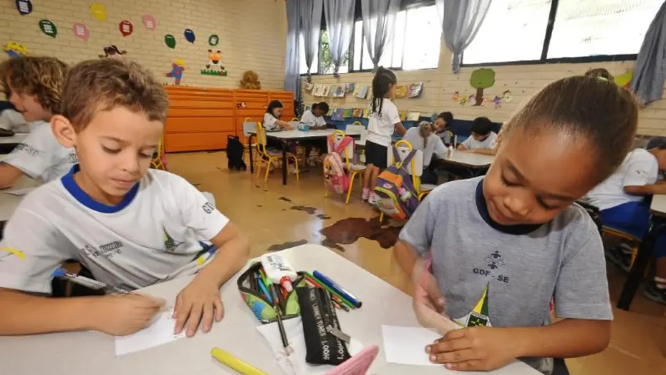 PEC do corte de gastos engessa parte do Fundeb para fomentar apenas ensino integral