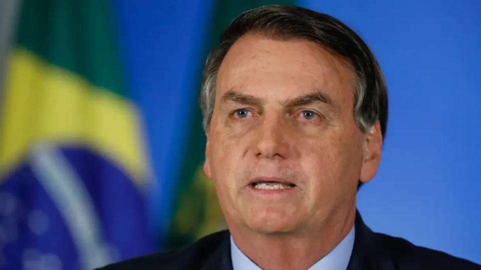 Admissão após indiciamento prejudica defesa de Bolsonaro em trama golpista