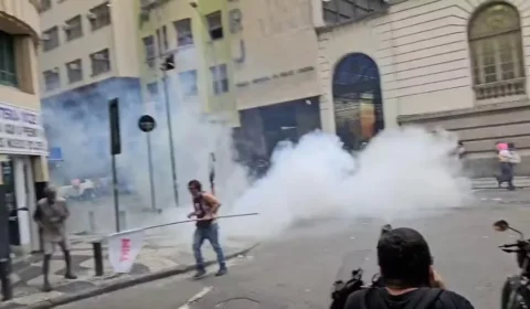 Manifestação de professores do RJ é atacada pela PM com bombas de gás e spray de pimenta