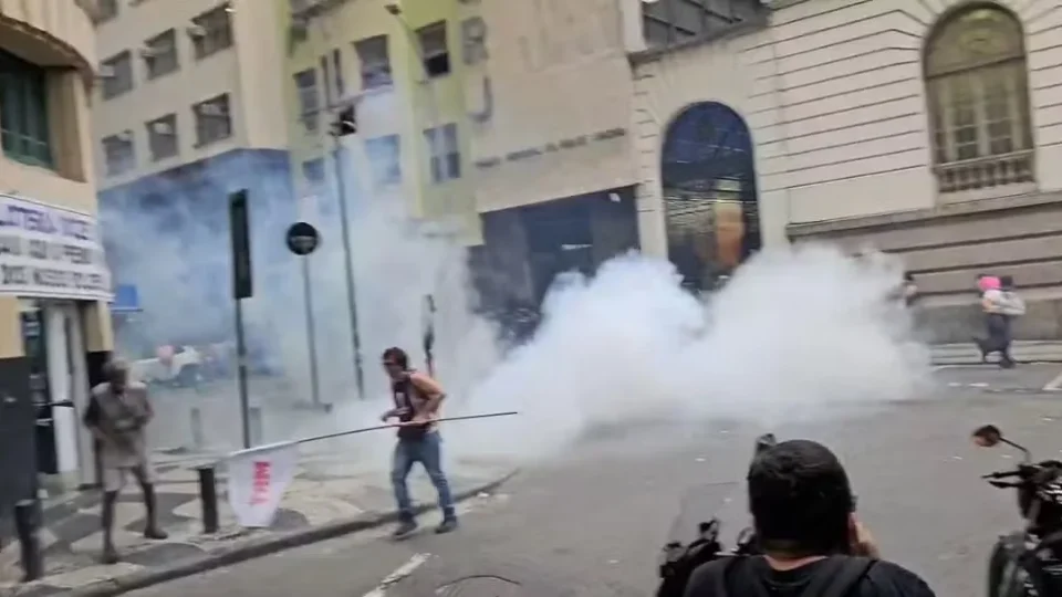 Manifestação de professores do RJ é atacada pela PM com bombas de gás e spray de pimenta