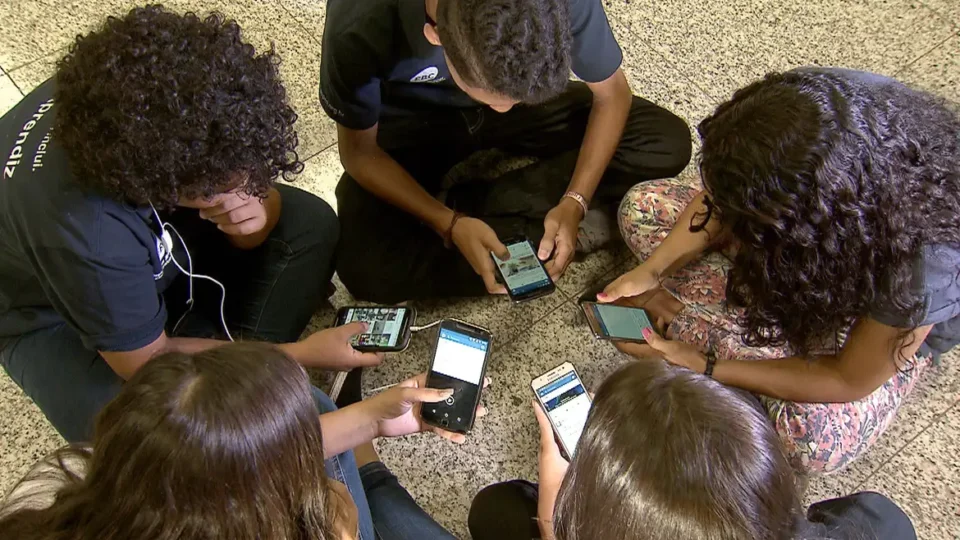 Câmara aprova proibição de uso de celulares em escolas do país