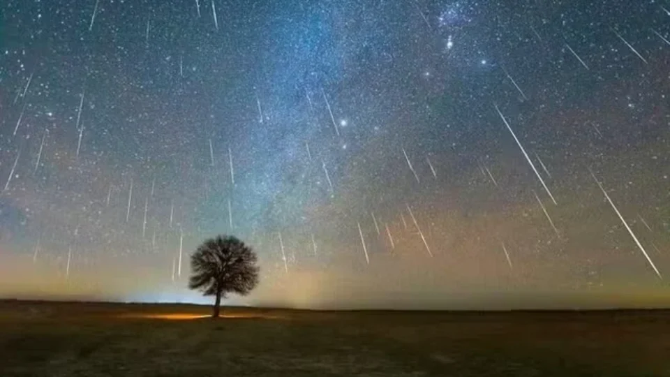 Maior chuva de meteoros do ano atinge pico na noite desta sexta; saiba como observar