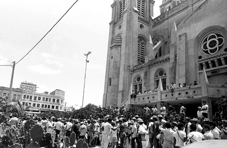 Pessoas aguardam distribuição de alimentos em frente à Catedral de Fortaleza em 1983. Foto: Memorial da Democracia