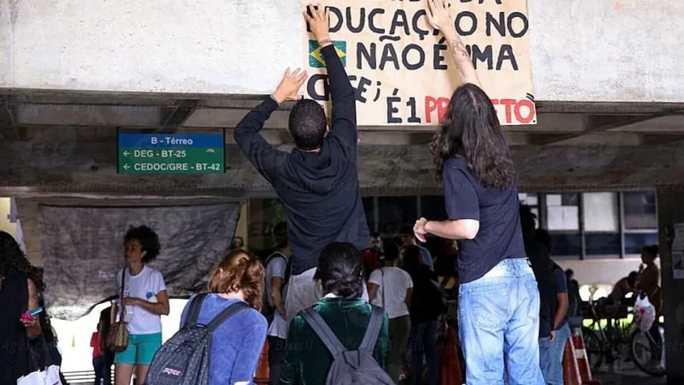 UFRJ convive com falta de banheiro, problemas na segurança e cortes de água