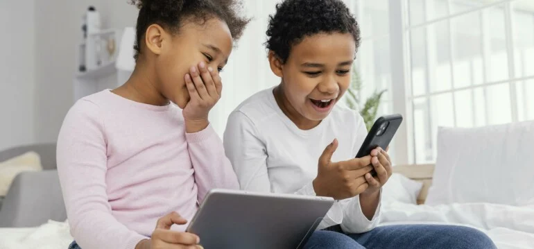 O uso indiscriminado de internet pode causar danos ao desenvolvimento infantil. Imagem: Educamídia