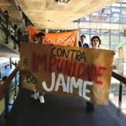 Acadêmicas da UnB protestam contra punição branda de professor 