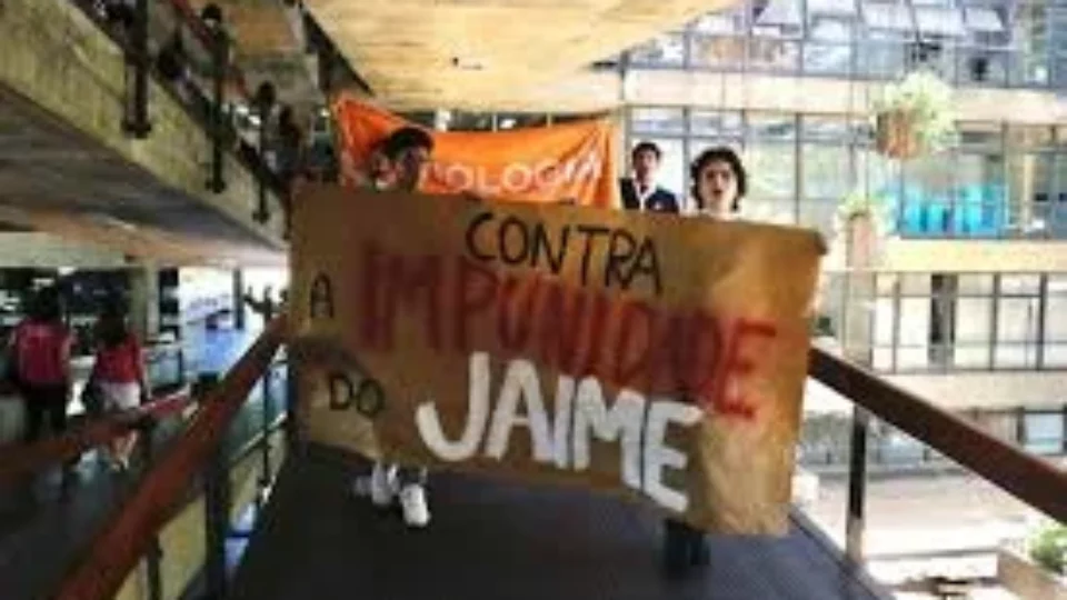 Acadêmicas da UnB protestam contra punição branda de professor 