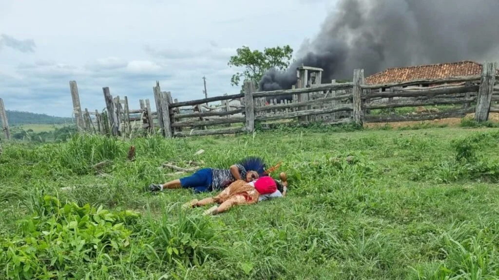 Cacique Nailton e Nega Pataxó caídos após serem atingidos em ação organizada pelo Invasão Zero (Foto: Povo Pataxó Hã Hã Hãe)