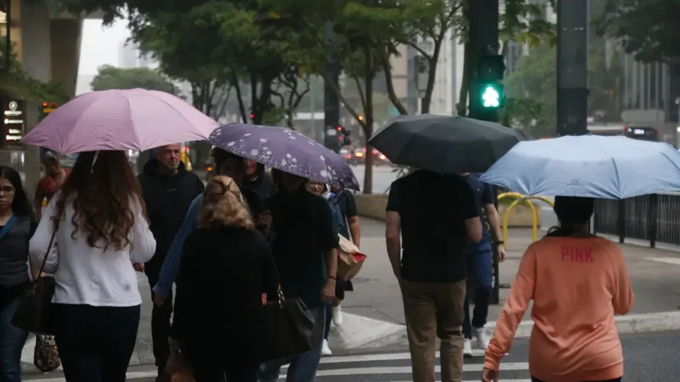 Inmet emite alerta de tempestade para sete estados hoje e amanhã