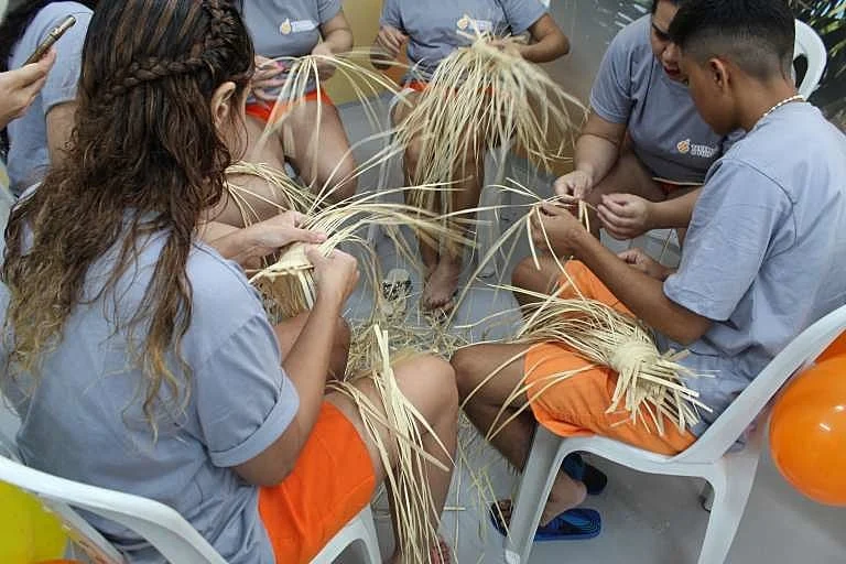 Internas de prisão do Ceará fazendo aula de artesanato. Foto: SEDET-CE