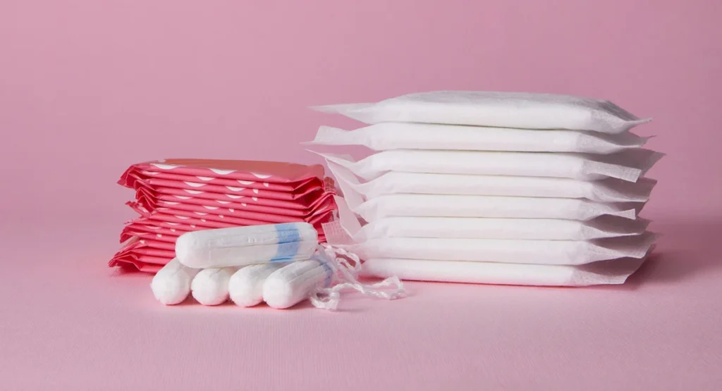 Pobreza menstrual afeta 40% das mulheres de baixa renda entre 14 e 24 anos do Brasil, de acordo com uma pesquisa feita pela Johnson & Johnson. Imagem: Getty Images. 