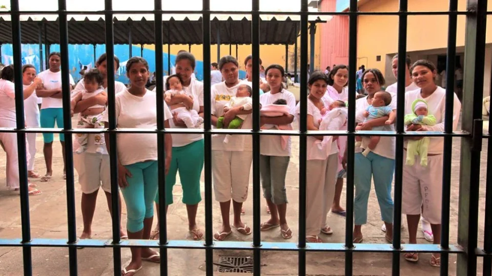 Presídios femininos: a realidade precária das mulheres no sistema carcerário brasileiro