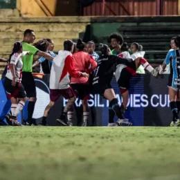 Jogadoras argentinas acusadas de racismo seguem presas após habeas corpus negado