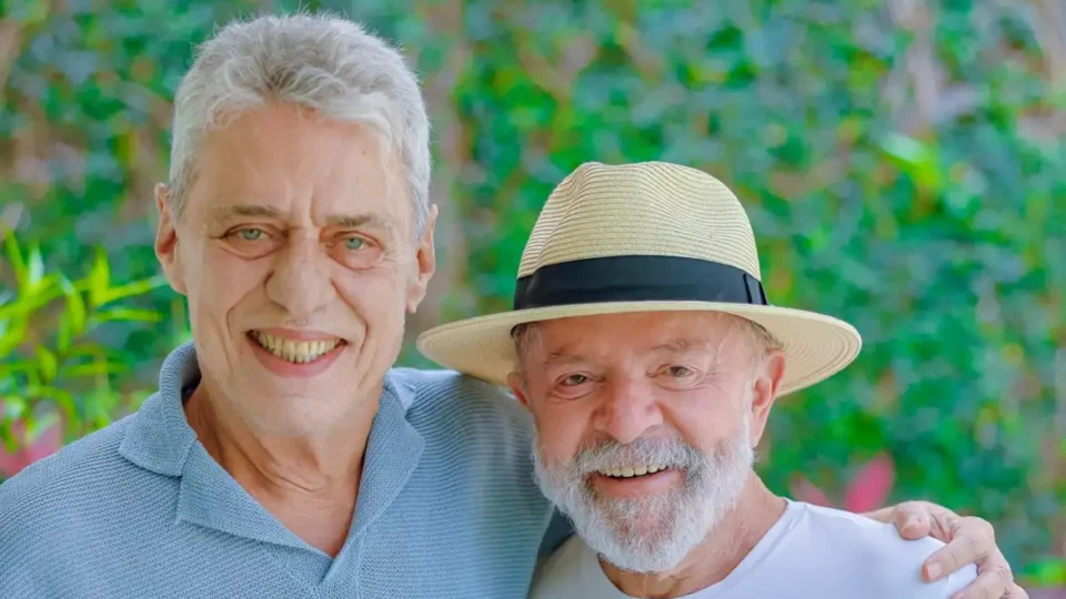 Lula recebe visita de Chico Buarque em São Paulo