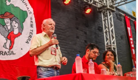 Na presença de ministros, MST critica paralisia da reforma agrária no governo Lula