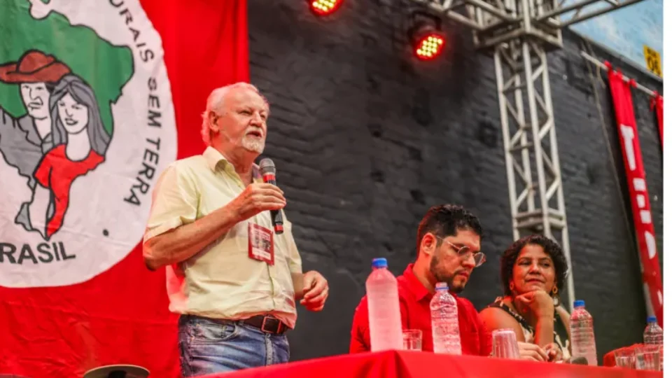 Na presença de ministros, MST critica paralisia da reforma agrária no governo Lula