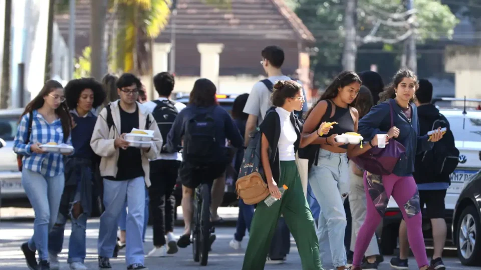 Percentual de jovens que não estudam nem trabalham é o menor da série histórica