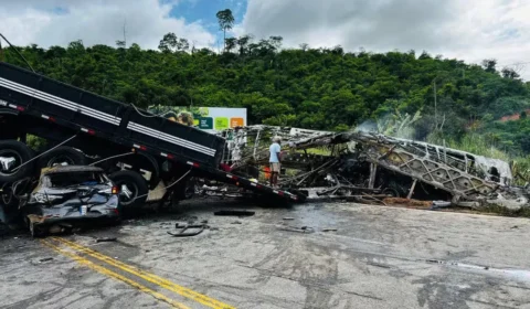 Acidente com ônibus e carreta deixa 37 mortos no interior de Minas Gerais