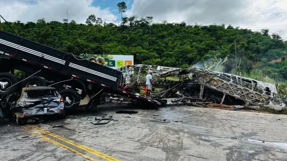 Acidente com ônibus e carreta deixa 37 mortos no interior de Minas Gerais