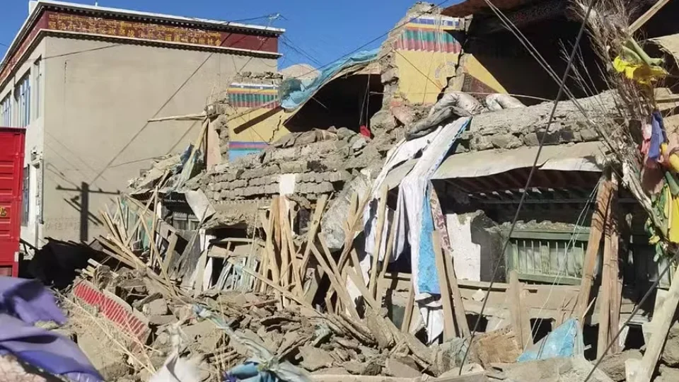 Forte terremoto deixa pelo menos 95 mortos no Tibete; tremor atingiu Nepal e Índia