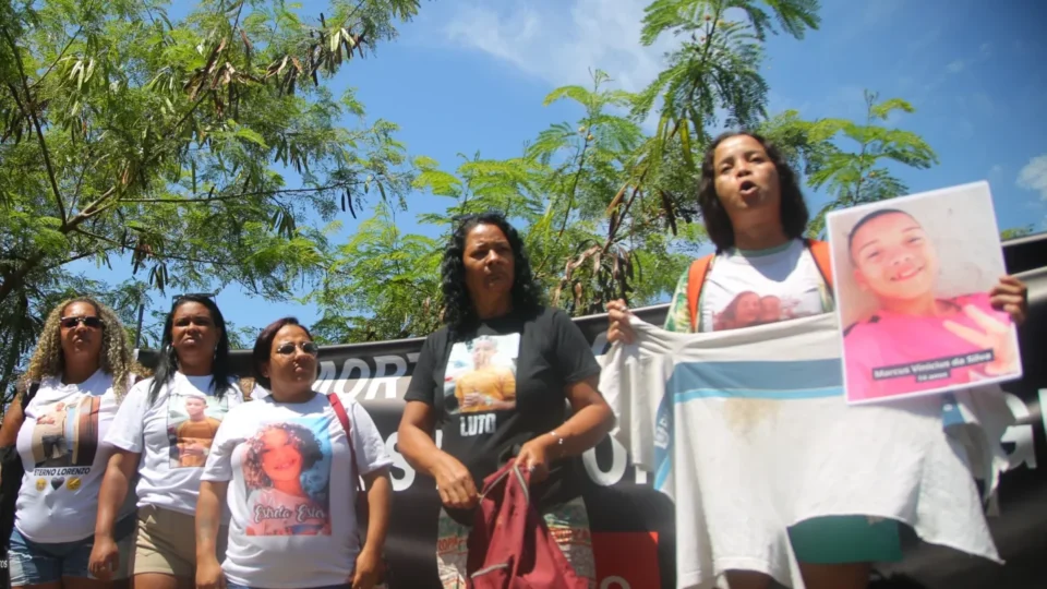 Em protesto contra Paes, mães de vítimas de violência pedem volta de homenagem aos filhos