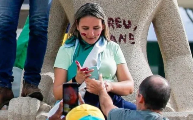 Pichadora de estátua no 8/1 e lembrada em atentado a bomba escreve carta com desculpas a Moraes