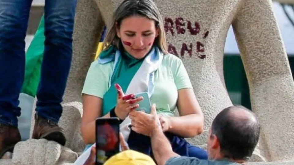 Pichadora de estátua no 8/1 e lembrada em atentado a bomba escreve carta com desculpas a Moraes